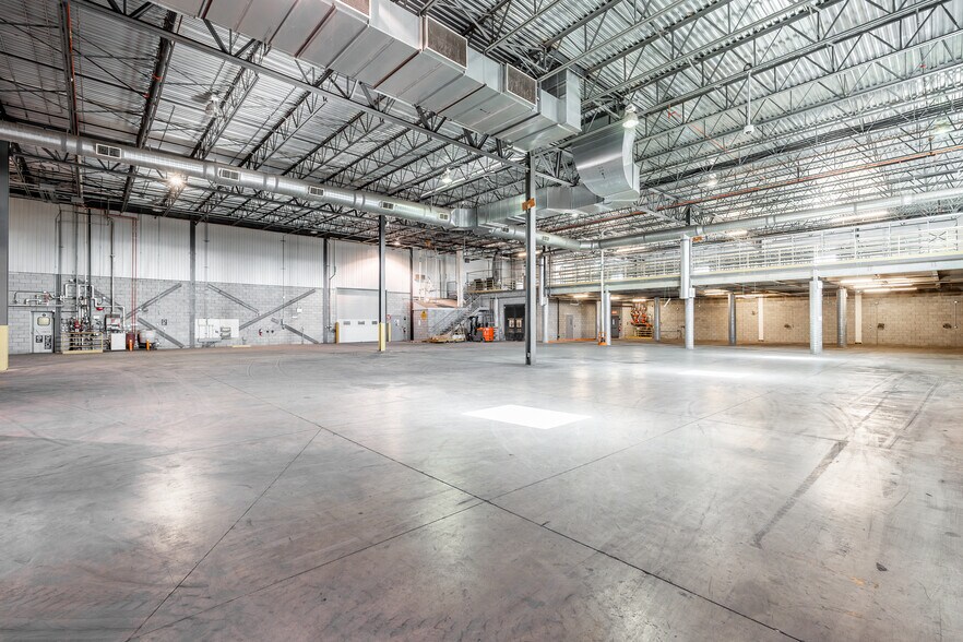 More Photos Of 3000 Boul Pitfield, Montréal Warehouse For Sale