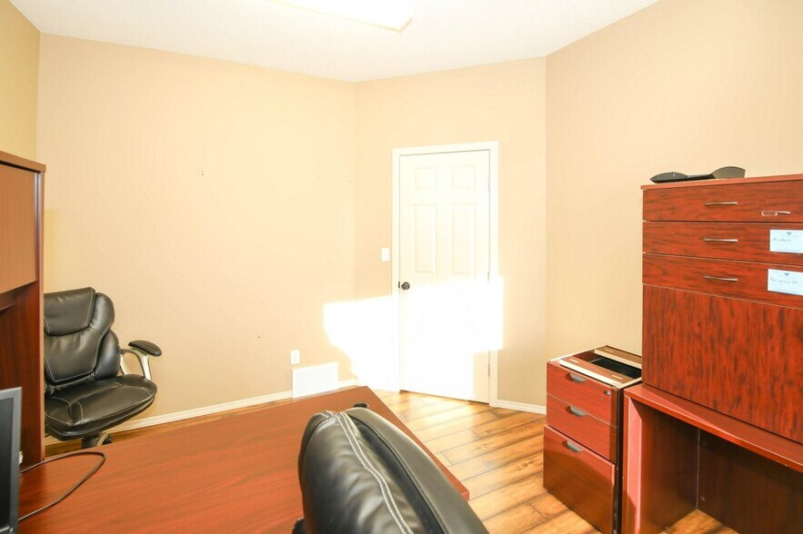 More Photos Of 5209 49A Ave, Bentley Office For Sale
