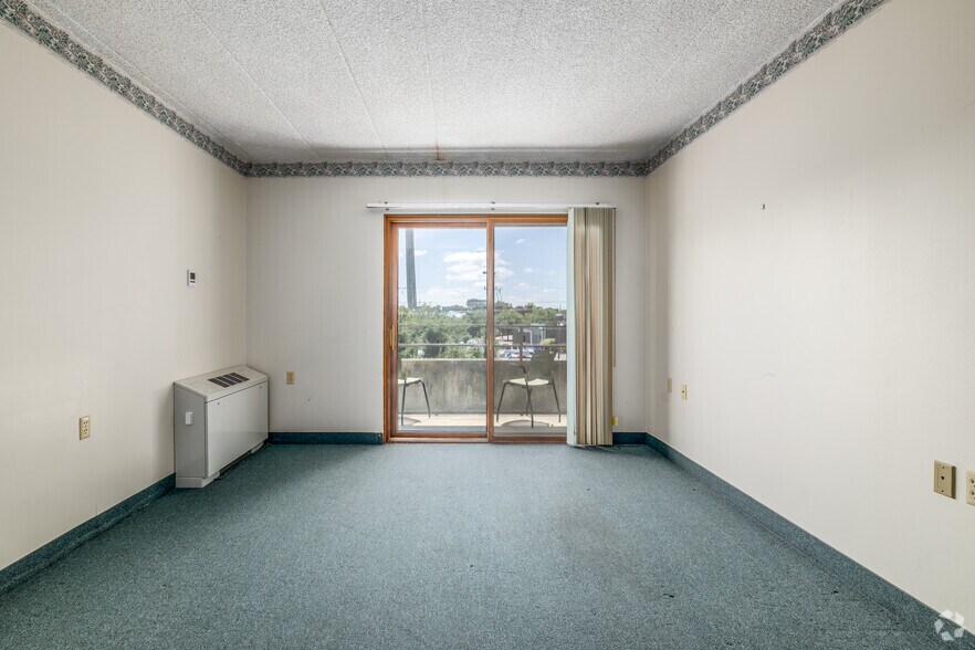 More Photos Of 39 N Portage Path, Akron Shelter For Sale