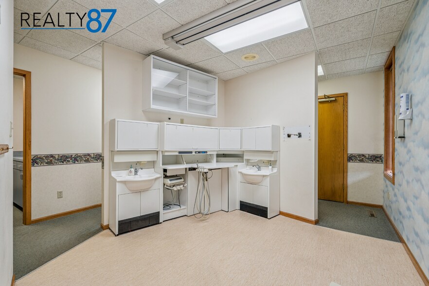 More Photos Of 3900 River Ridge Dr NE, Cedar Rapids Office For Lease