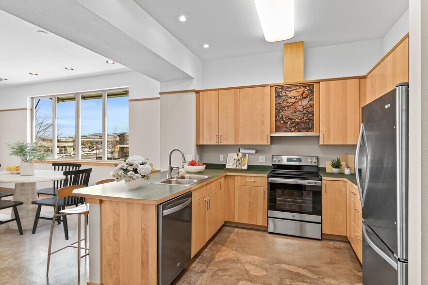 More Photos Of 2205 Ashland St, Ashland Storefront Retail Office For Sale