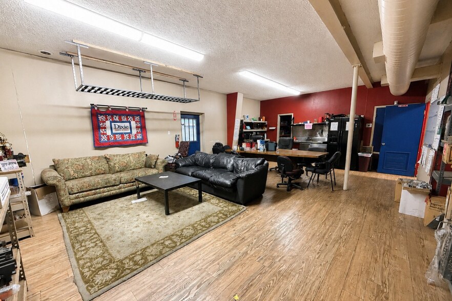 More Photos Of 924 Fisher St, Houston Warehouse For Lease