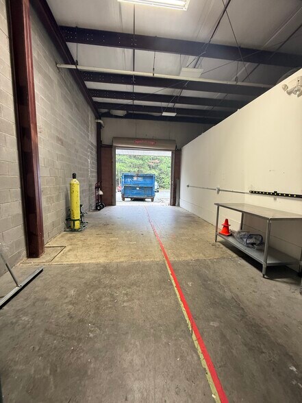 More Photos Of 9415 Atlee Commerce Blvd, Ashland Light Distribution For Lease