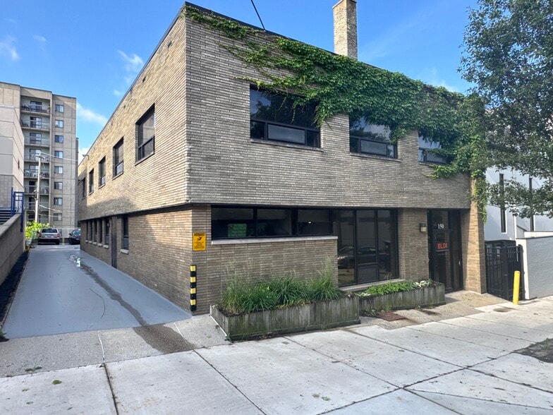 Primary Photo Of 150 Fountain St, Grand Rapids Medical For Lease