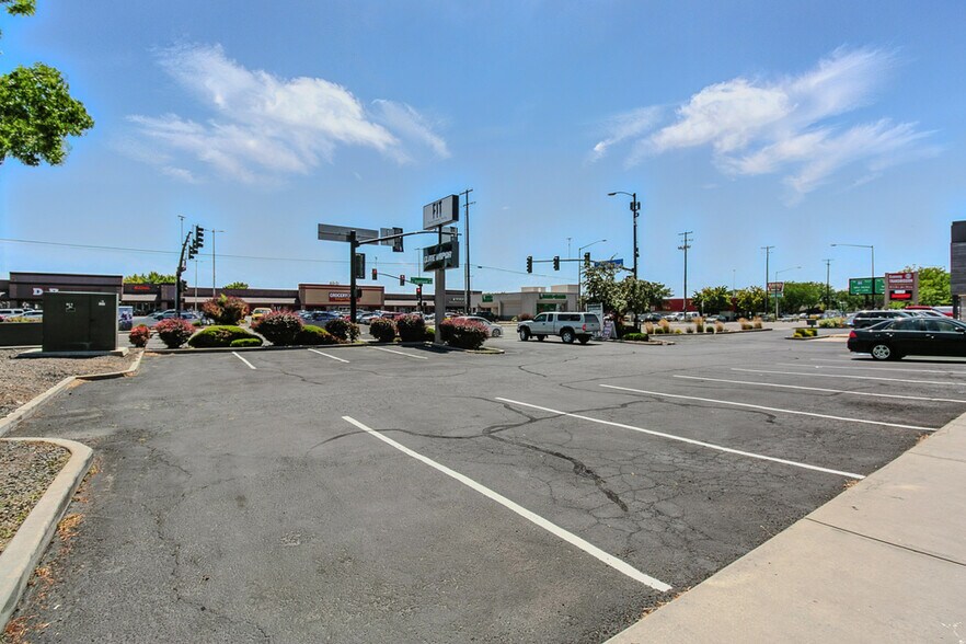 More Photos Of 6980-6990 W Overland Rd, Boise Storefront Retail Office For Lease