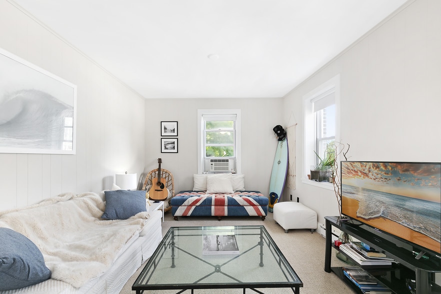 More Photos Of 105-107 Newtown Ln, East Hampton Storefront Retail Residential For Sale