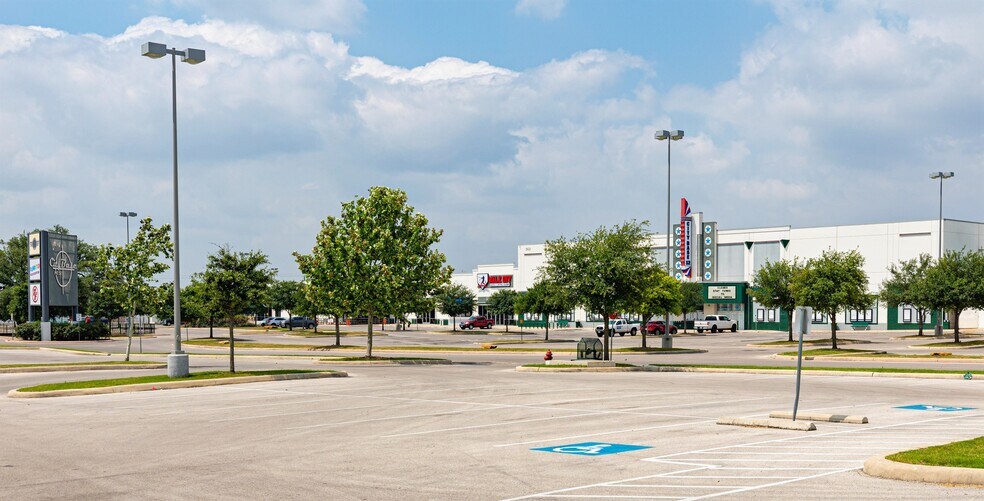 More Photos Of 2515 SE Military Dr, San Antonio General Retail For Sale