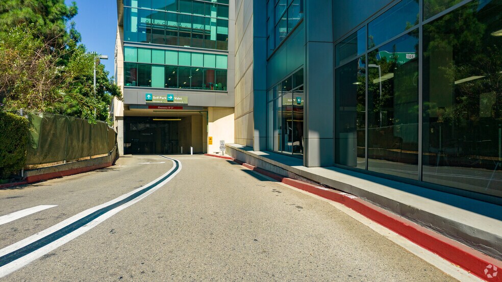 More Photos Of 15301 Ventura Blvd, Sherman Oaks Office For Lease