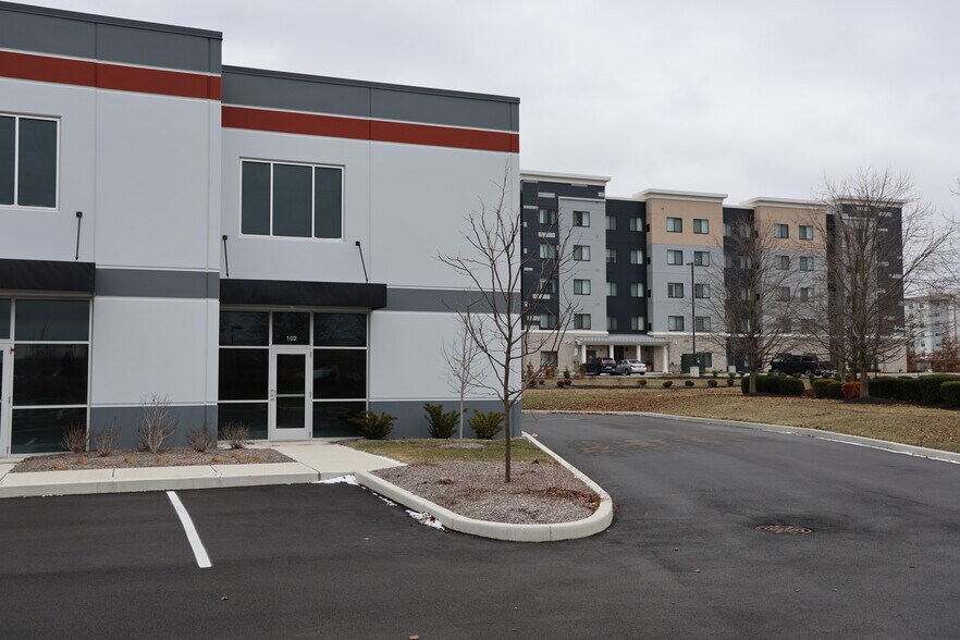 More Photos Of 14214 Bergen Boulevard Unit 102, Noblesville Flex For Sale