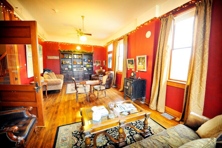 More Photos Of 40 SE Heimrich St, Dufur Hotel For Sale