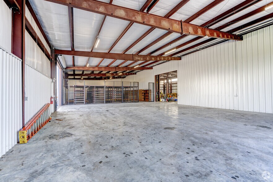 More Photos Of 13802 Furman Rd, Houston Warehouse For Lease