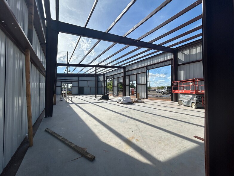 More Photos Of 8000 Grow Dr, Pensacola Warehouse For Lease