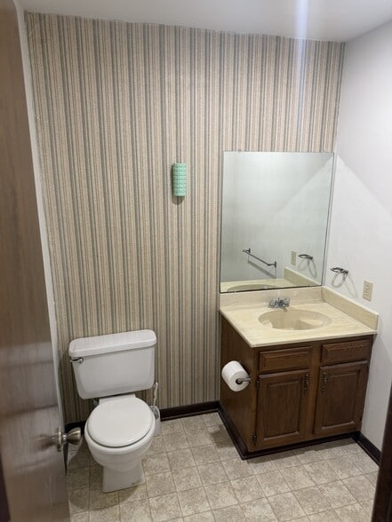 More Photos Of 1206 JW DavisSuites Ave, Hammond Office For Sale