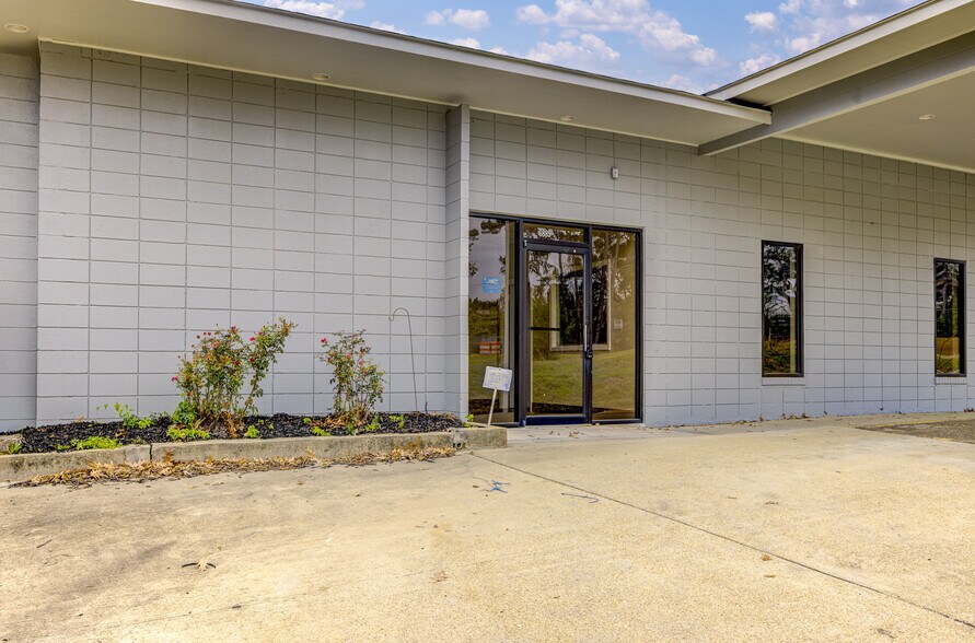 More Photos Of 6889 Paxton Rd, Vicksburg Office For Sale