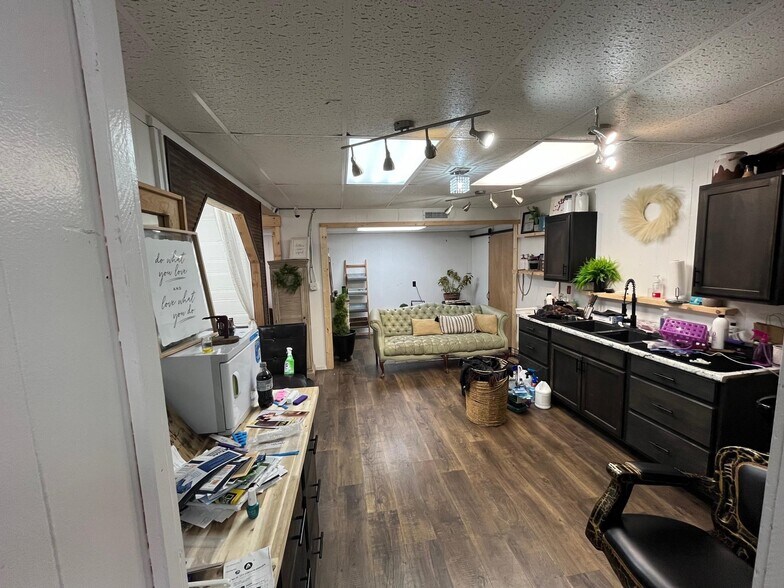 More Photos Of 208 W Main St, Mountain View General Retail For Sale