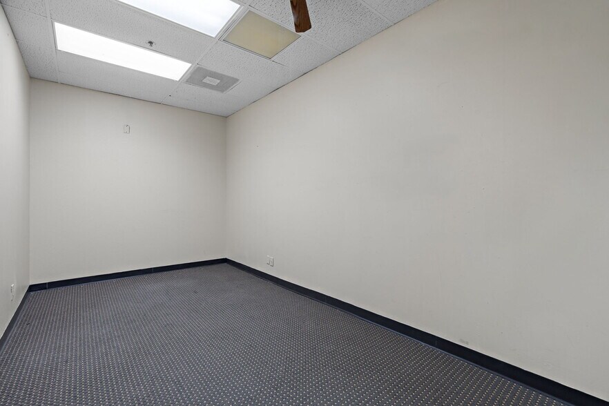 More Photos Of 15201-15207 Midway Rd, Addison Distribution For Lease