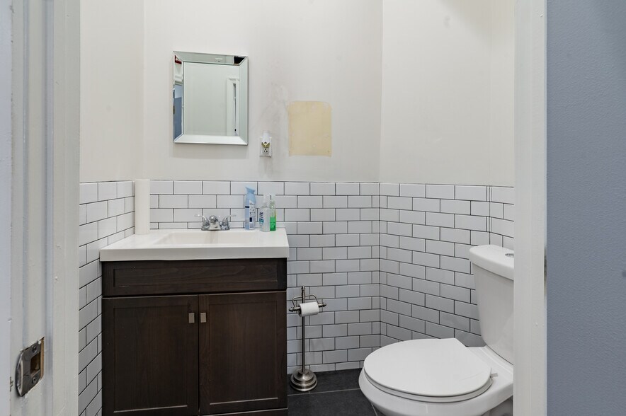 More Photos Of 319 Bainbridge St, Philadelphia Office Residential For Sale