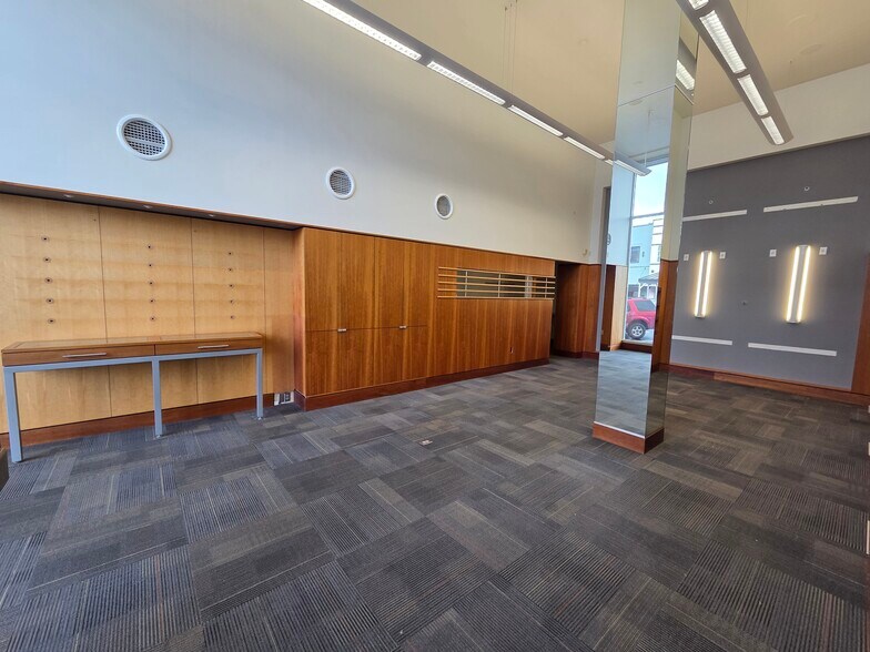 More Photos Of 174-188 NE Commercial St, Salem Storefront Retail Office For Lease