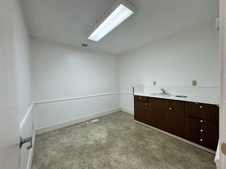 More Photos Of 13350 Big Basin Way, Boulder Creek Medical For Lease