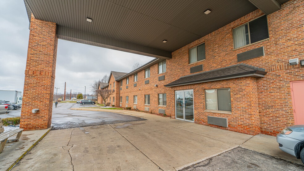 More Photos Of 3005 John Howell Dr, Valparaiso Hotel For Sale