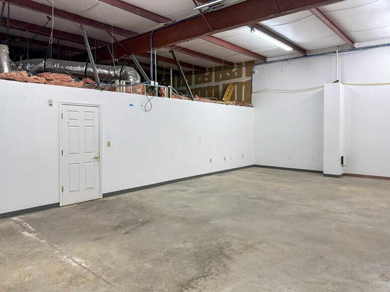 More Photos Of 2561 Oscar Johnson Dr, North Charleston Showroom For Lease