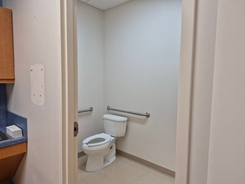More Photos Of 942 Cherry St, Blanchester Unknown For Lease