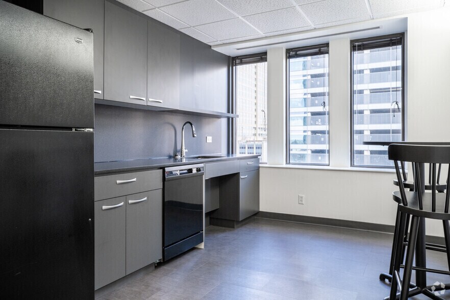 More Photos Of 114 W 7th St, Austin Office For Lease