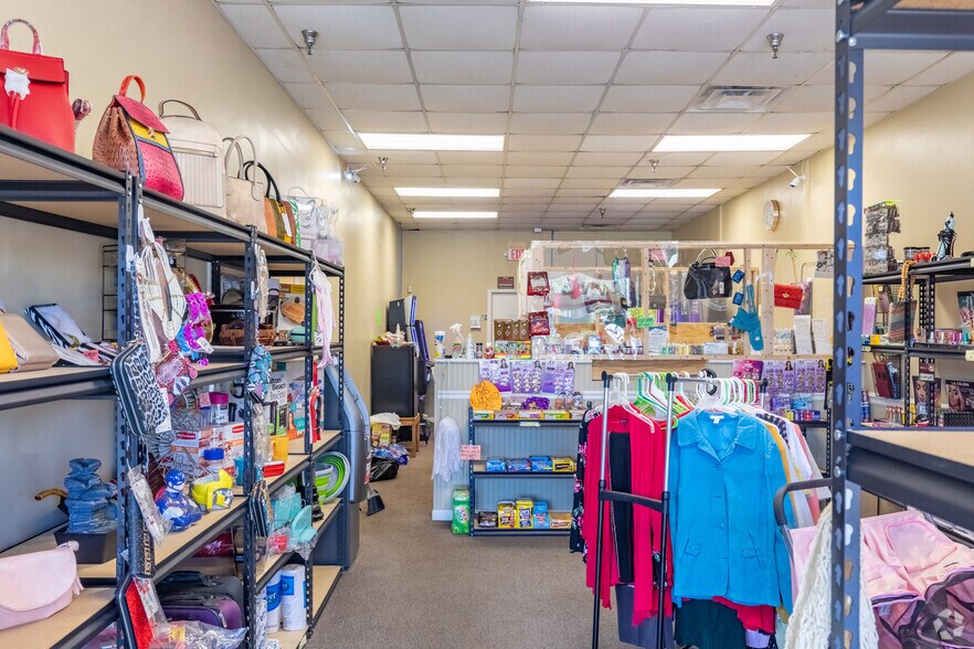 More Photos Of 140 W Dykes St, Cochran Supermarket For Lease