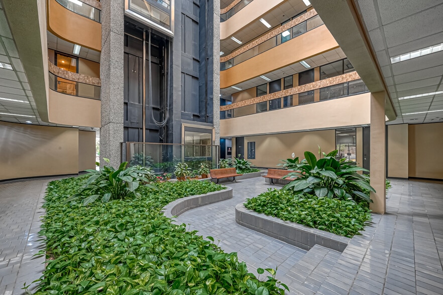 More Photos Of 6100 Corporate Dr, Houston Office For Lease