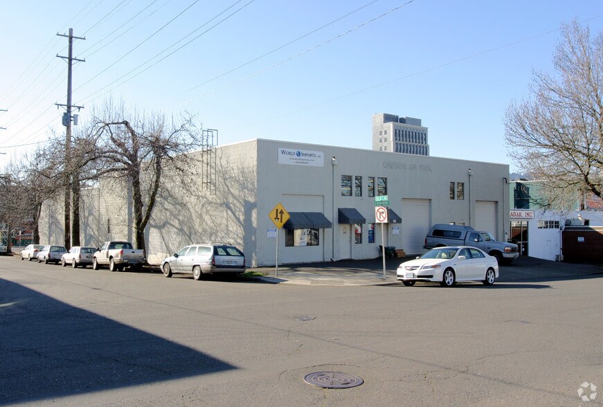 More Photos Of 737-738 SE Washington St, Portland Warehouse For Lease