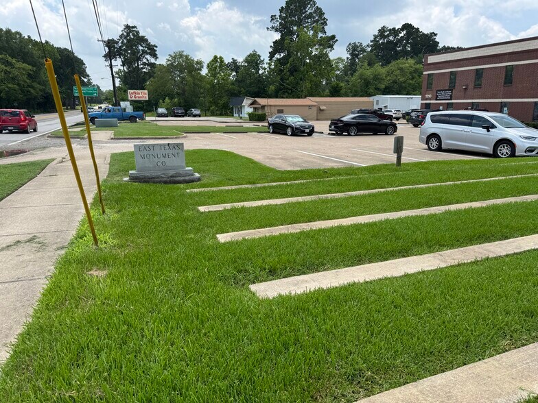 More Photos Of 1208 S Chestnut St, Lufkin Showroom For Sale