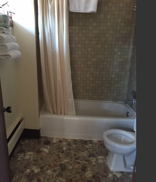 More Photos Of 100 Silver St, Hurley Hotel For Sale