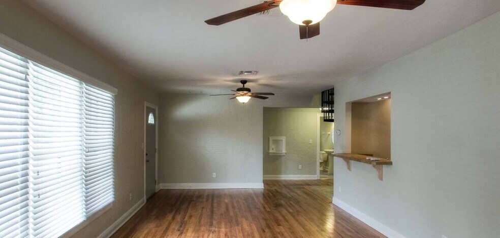 More Photos Of 629 SW 9th St, Gainesville Dormitory For Sale