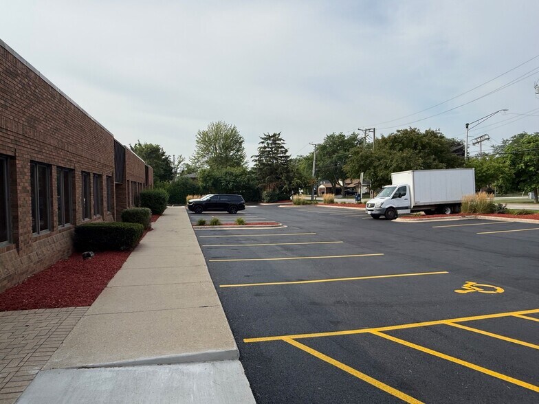 More Photos Of 657 E Golf Rd, Arlington Heights Unknown For Lease