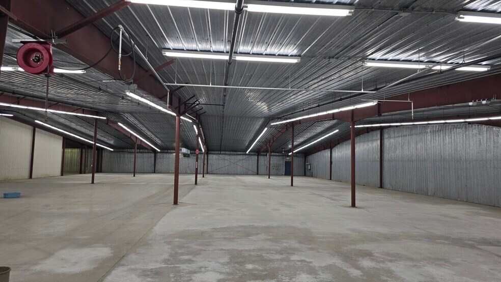 More Photos Of 1930 W 1st St, Blue Earth Manufacturing For Lease