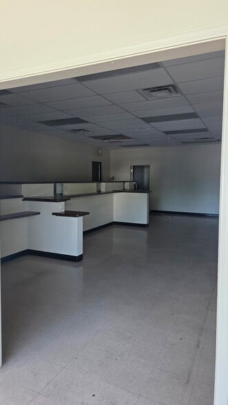 More Photos Of 430 N Berry Rd, Norman General Retail For Lease