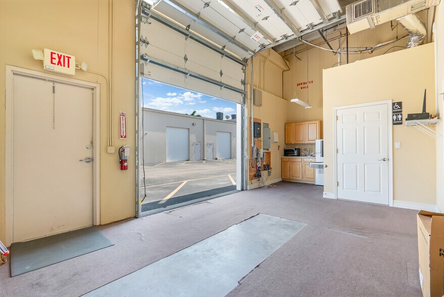 More Photos Of 2433-2463 Quantum Blvd, Boynton Beach Showroom For Lease