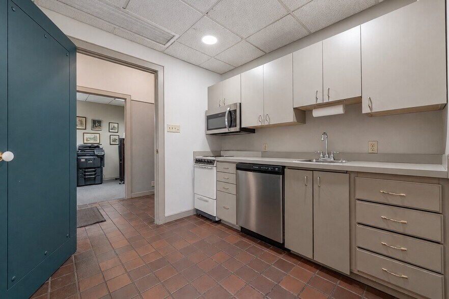 More Photos Of 3112 Jackson St, Alexandria Office For Sale