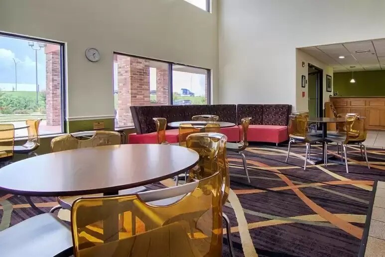 More Photos Of 1422 N Polk St, Rayne Hotel For Sale