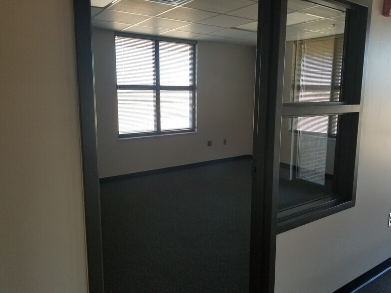 Primary Photo Of 3010 Enterprise Dr, Durant Showroom For Lease
