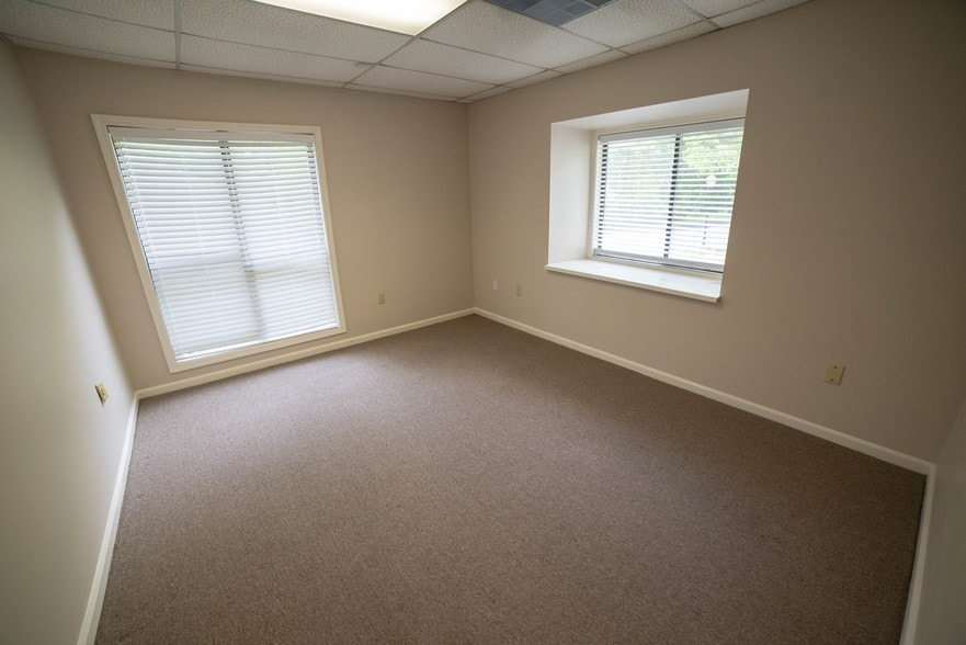 More Photos Of 875 Old Roswell Rd, Roswell Office For Sale