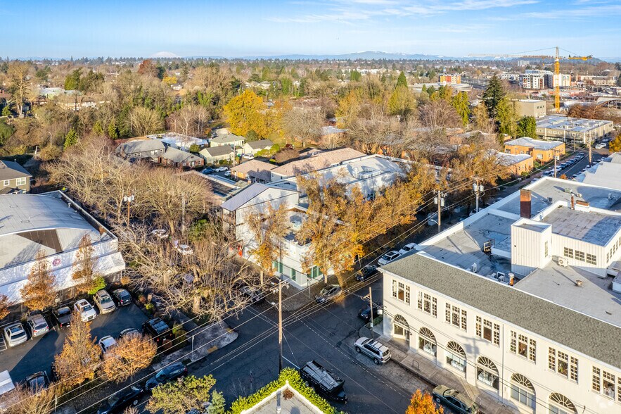 More Photos Of 2211-2233 NE Oregon St, Portland Flex For Lease