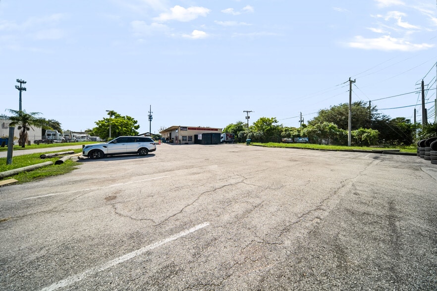 More Photos Of 2422 N Military Trl, West Palm Beach Warehouse For Sale