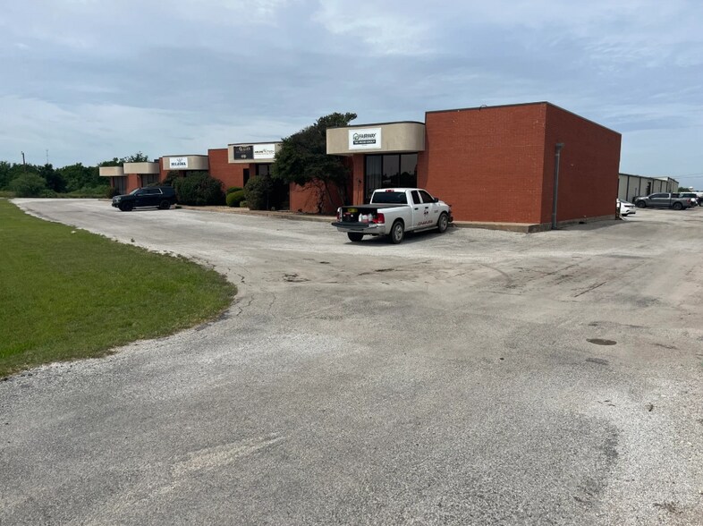 More Photos Of 162 Caddo Dr, Abilene Flex For Lease
