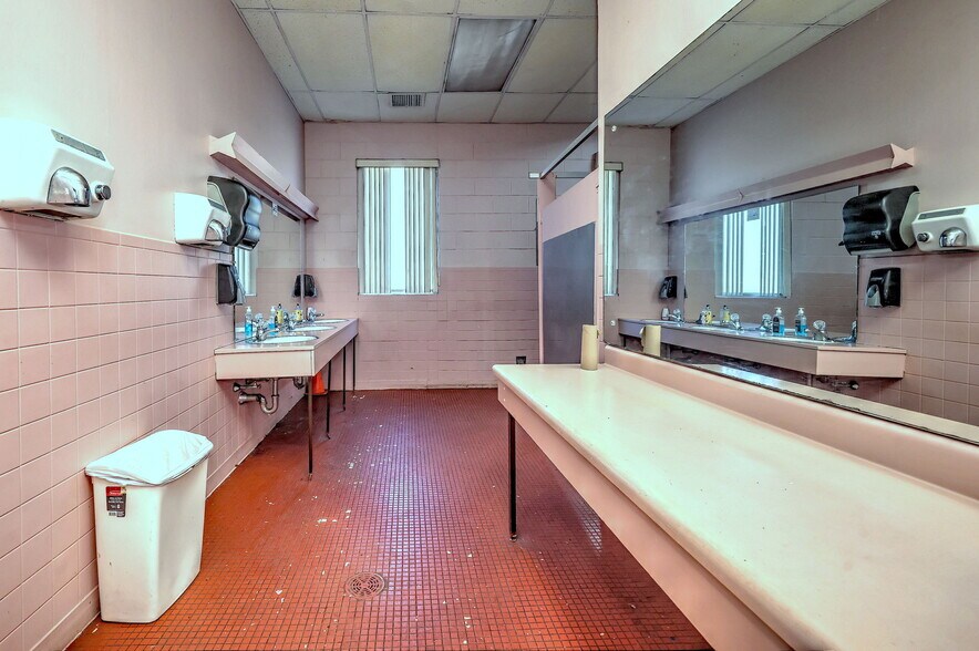 More Photos Of 560 Woodward Ave, New Haven Flex For Sale