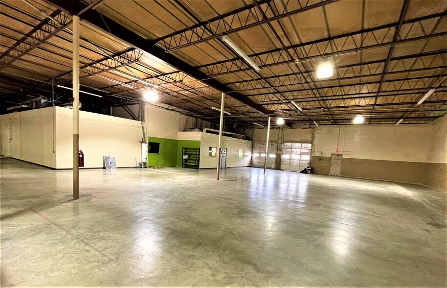 More Photos Of 4304 N Beltwood Pky, Farmers Branch Warehouse For Lease