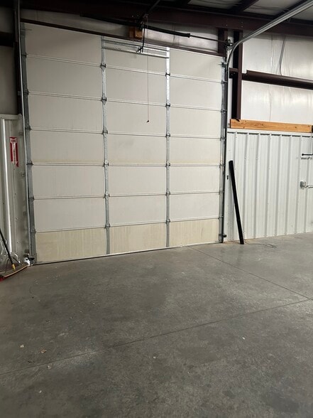 More Photos Of 700 S Bennett Dr, Dewey Warehouse For Lease