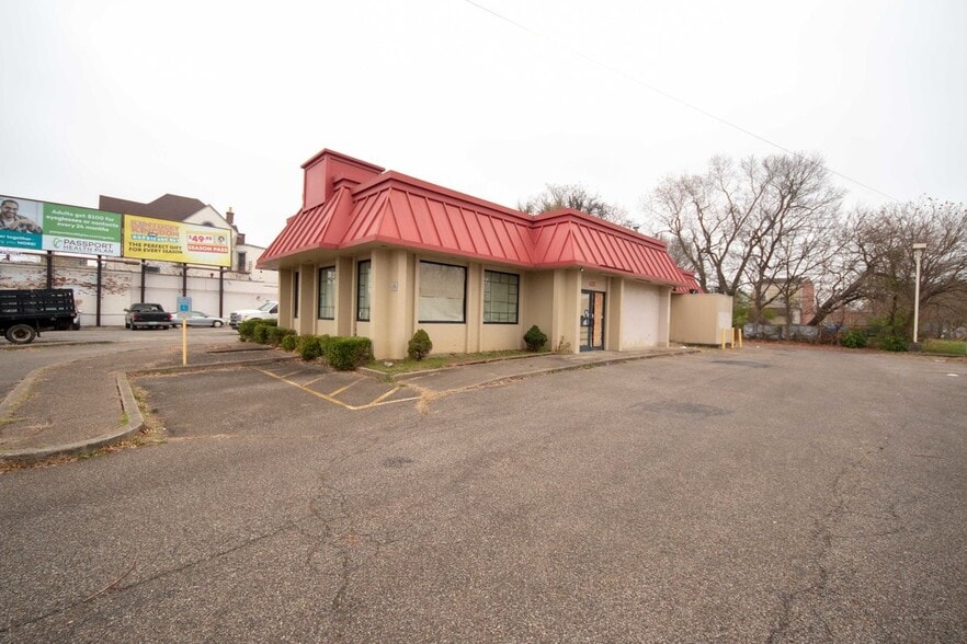 Primary Photo Of 600 E Broadway, Louisville Restaurant For Lease