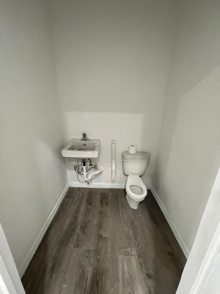 More Photos Of 2705 E Hanna Ave, Tampa Warehouse For Lease