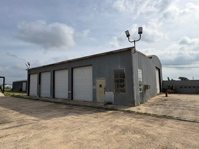 More Photos Of 1500 Simmons Ave, Jourdanton Warehouse For Sale
